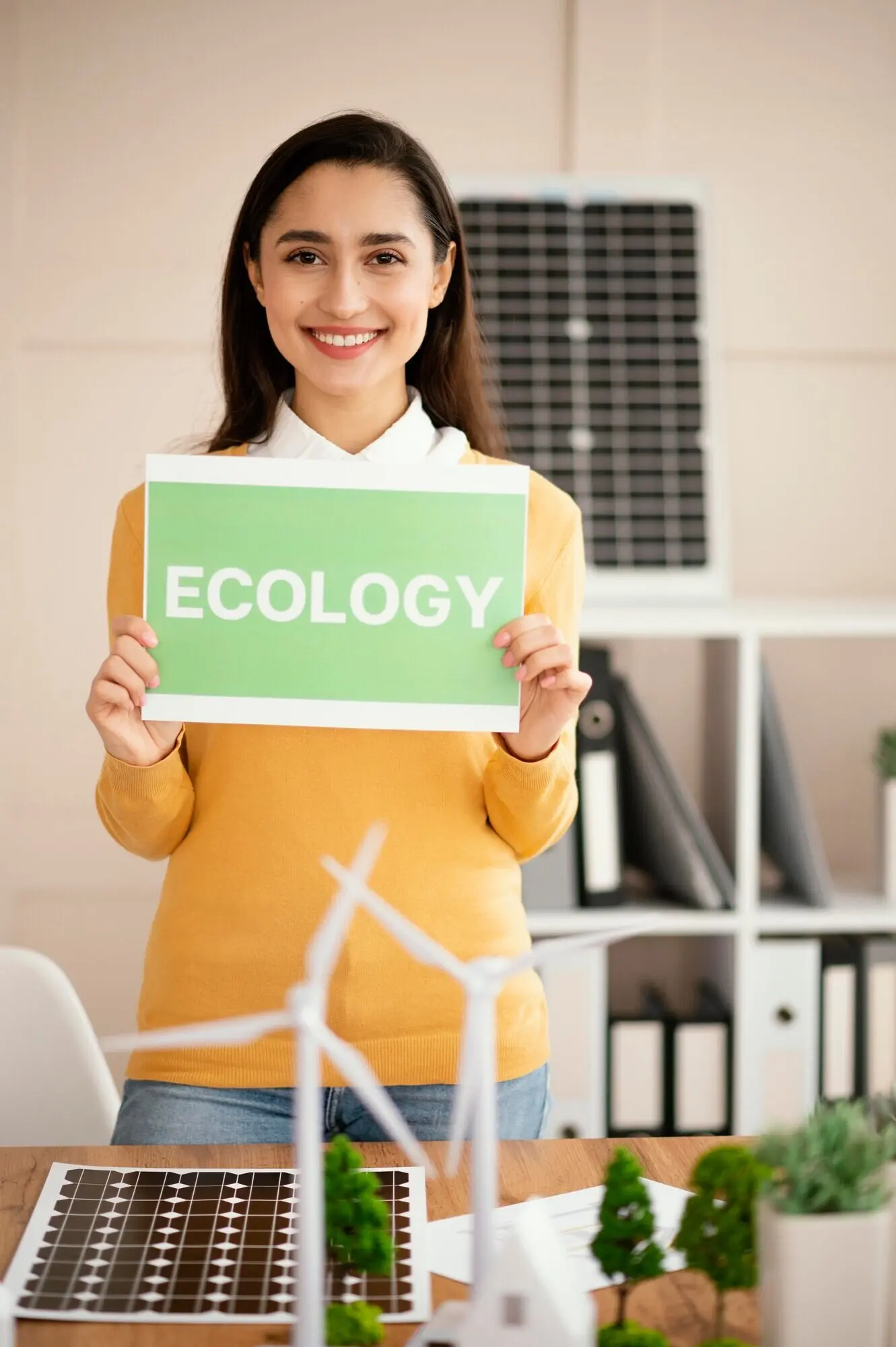 В офисе женщина занимается проектом по охране окружающей среды.